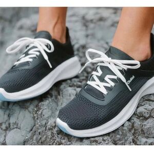 Olukai Islandhopper sneakers NWOB size 8